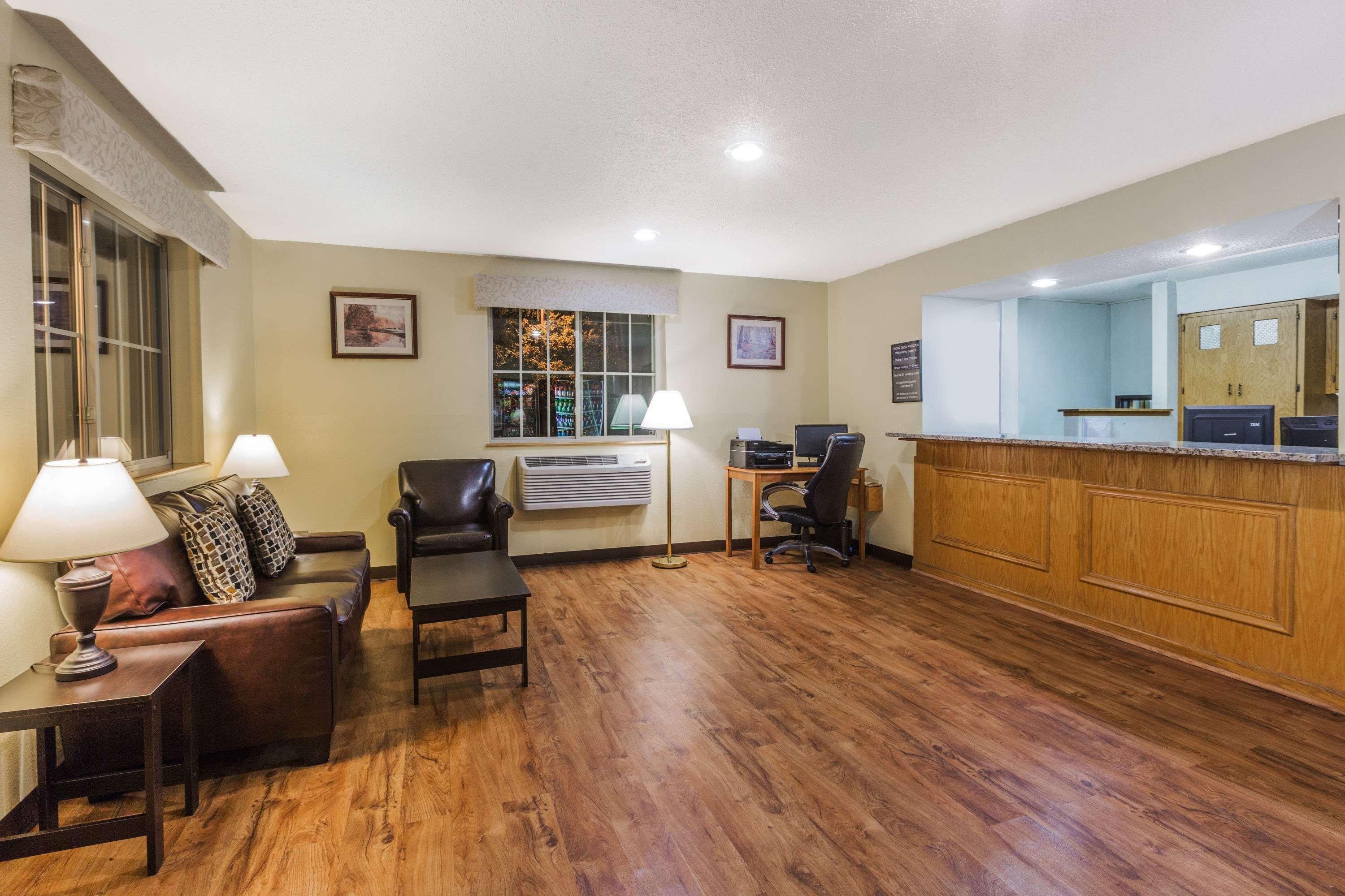 Super 8 By Wyndham East Stroudsburg - Poconos Otel Dış mekan fotoğraf