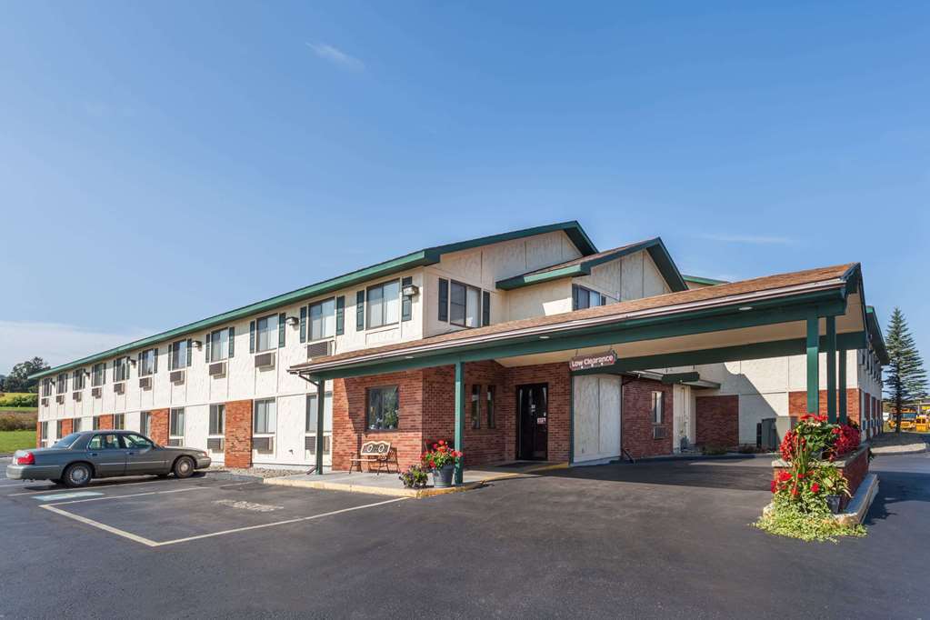 Super 8 By Wyndham East Stroudsburg - Poconos Otel Dış mekan fotoğraf