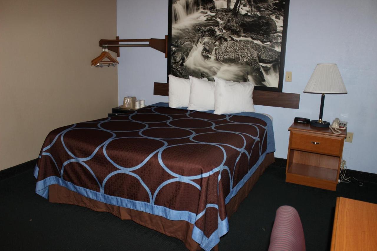 Super 8 By Wyndham East Stroudsburg - Poconos Otel Dış mekan fotoğraf