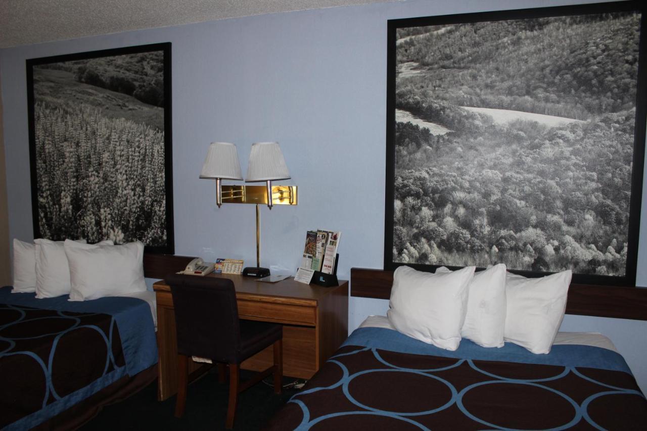 Super 8 By Wyndham East Stroudsburg - Poconos Otel Dış mekan fotoğraf